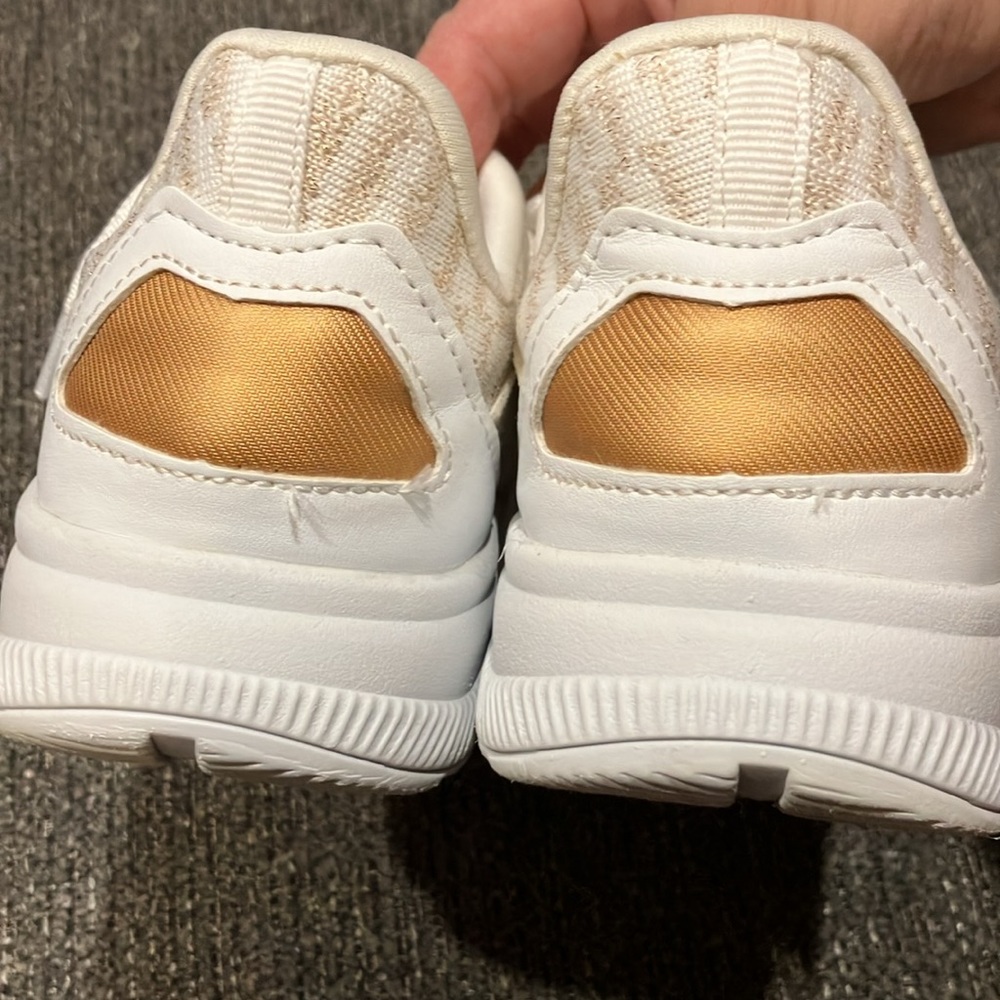 EUC Sz 6 women’s AVIA white/gold mesh lace up sneakers - Picture 6 of 9